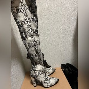 VENUS Snake Print Boot